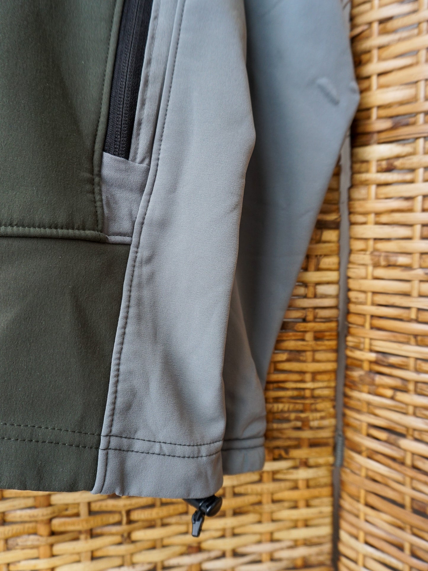 Mountain Hardware Softshell Goretex Jacket—[L]