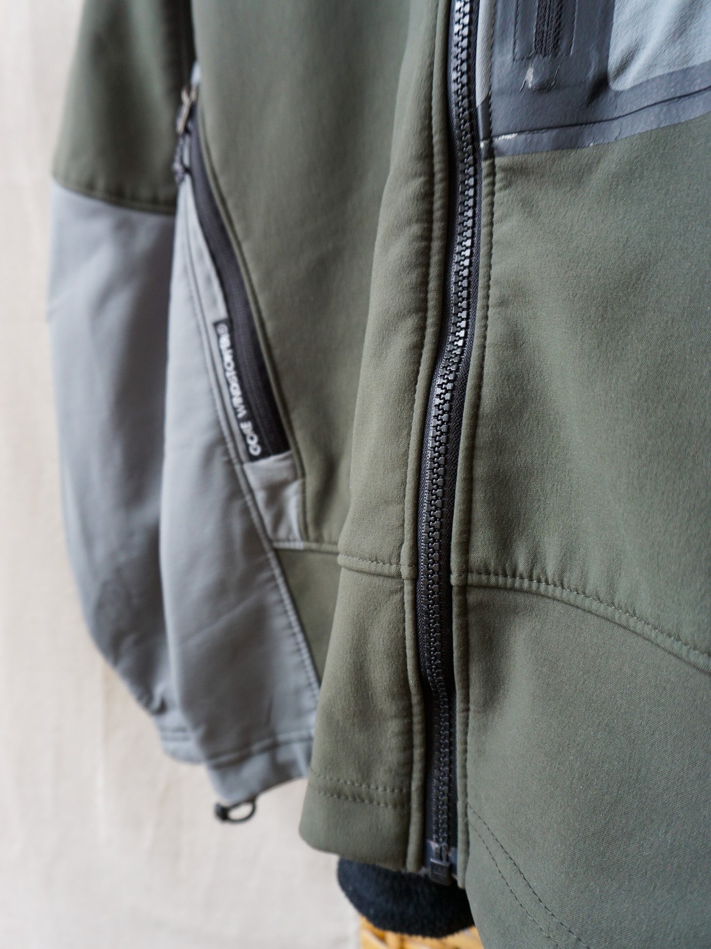 Mountain Hardware Softshell Goretex Jacket—[L]