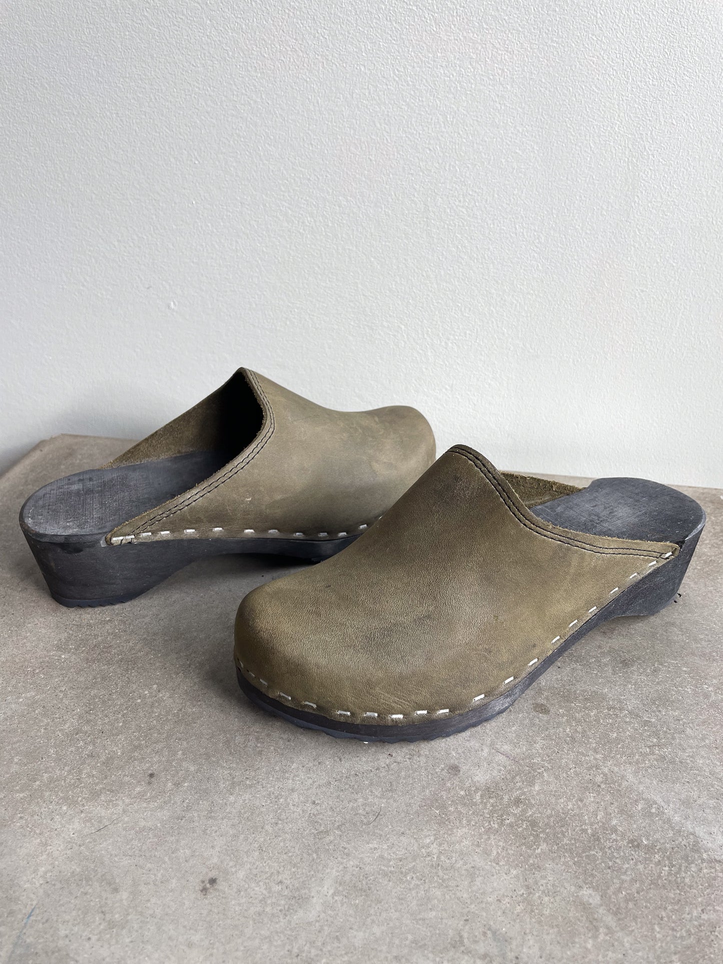 SUEDE CLOG—OLIVE [W5.5]